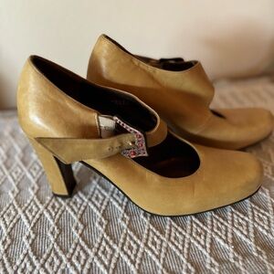 Donald J. Pliner Camel Leather Beweled Buckle Mary Jane Heels Size 7. 3 1/4”